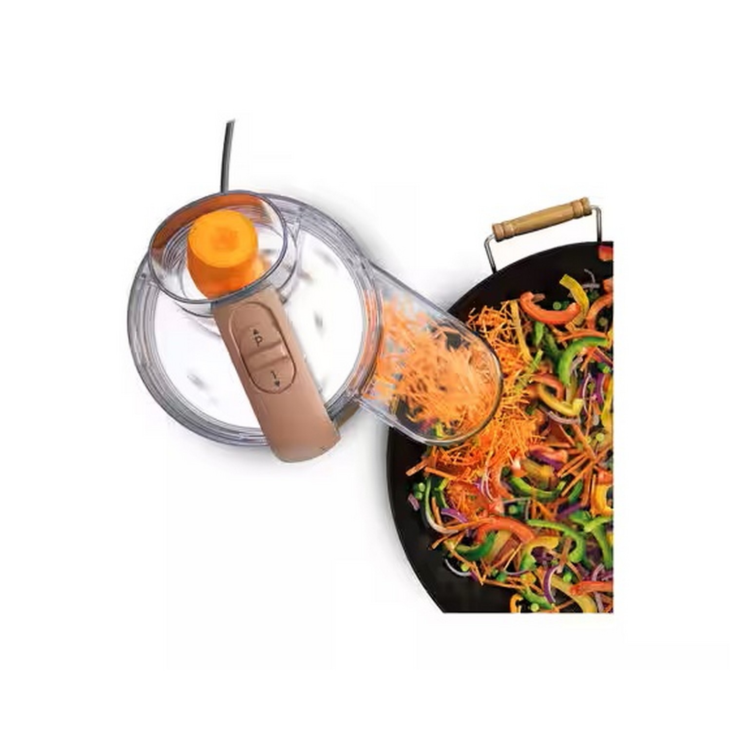Robot culinaire râpant des carottes dans un wok rempli de légumes sautés.