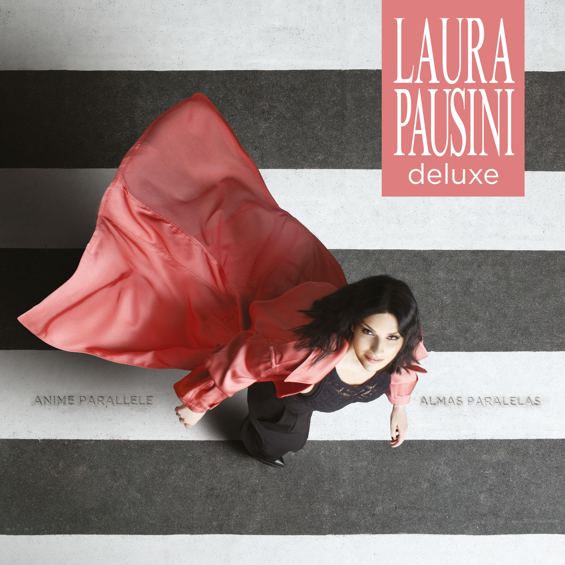 Eine Frau in einem roten Mantel befindet sich auf dem Cover eines Musikalbums mit dem Titel Laura Pausini Deluxe.