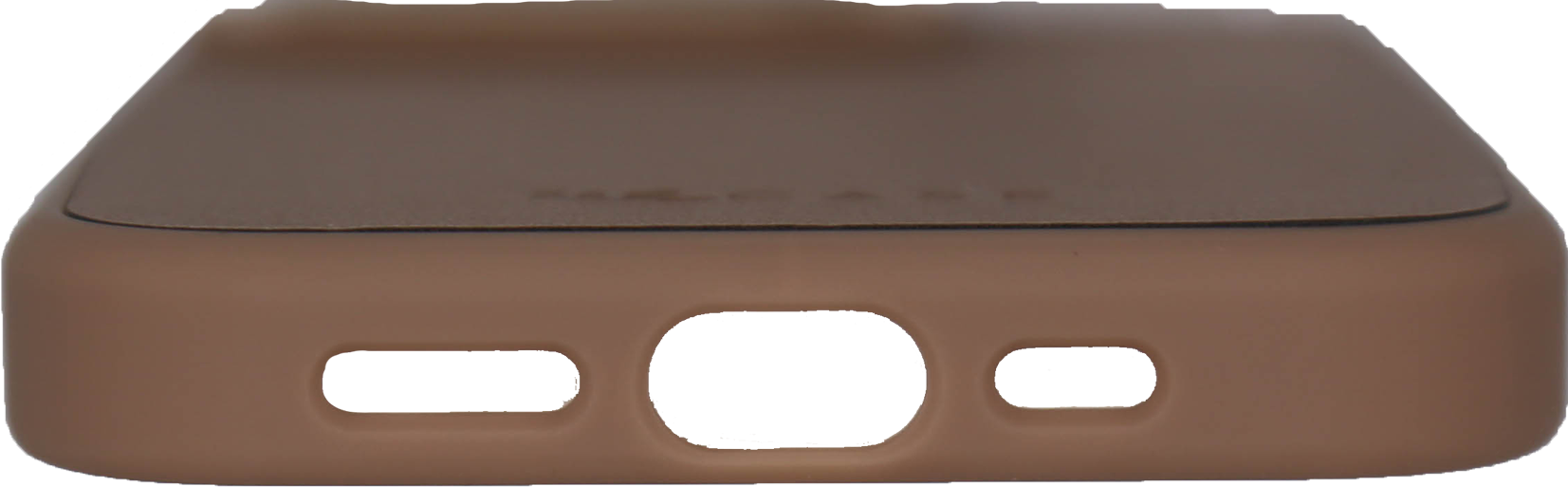 Gros plan d'une coque de téléphone avec trois ouvertures, couleur marron.
