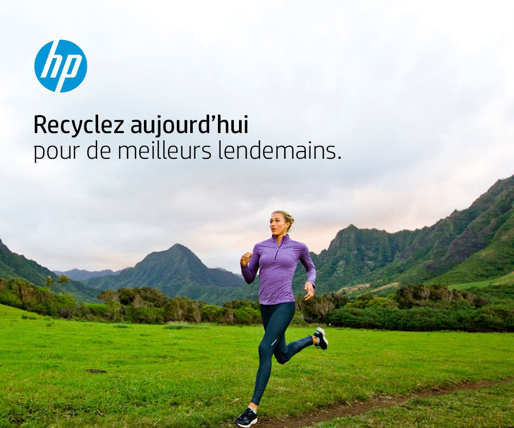 Una donna corre su un sentiero erboso con montagne e cielo sullo sfondo, con il logo HP.
