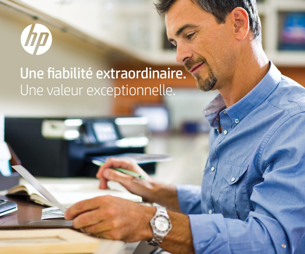 Uomo che lavora a una scrivania con logo HP. Testo francese: 'Une fiabilité extraordinaire'.