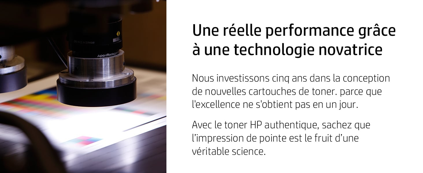 Primo piano di attrezzature di stampa. Testo in francese: 'Une réelle performance grâce à une technologie novatrice'.