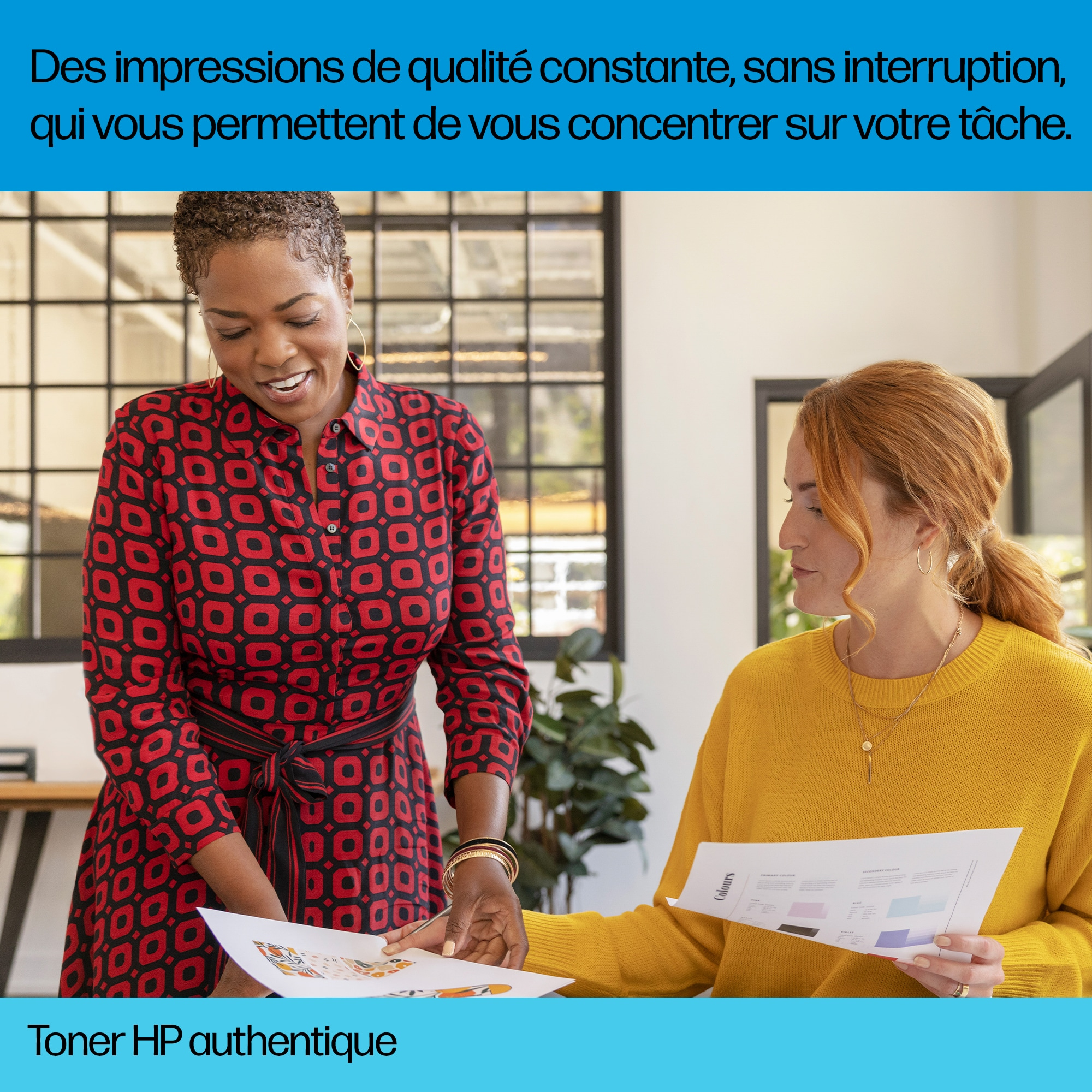 Due donne che guardano dei fogli, testo in basso in francese.