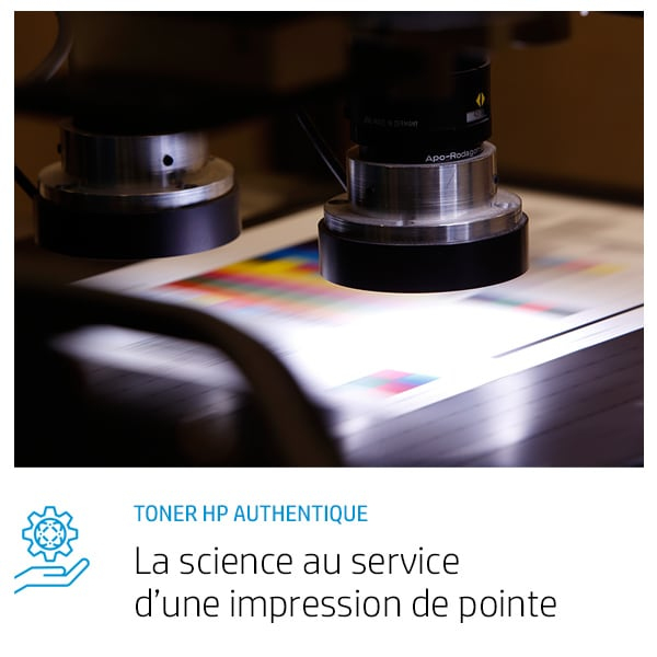 Macchina che stampa un documento. Focus sulla testina e sulla carta.