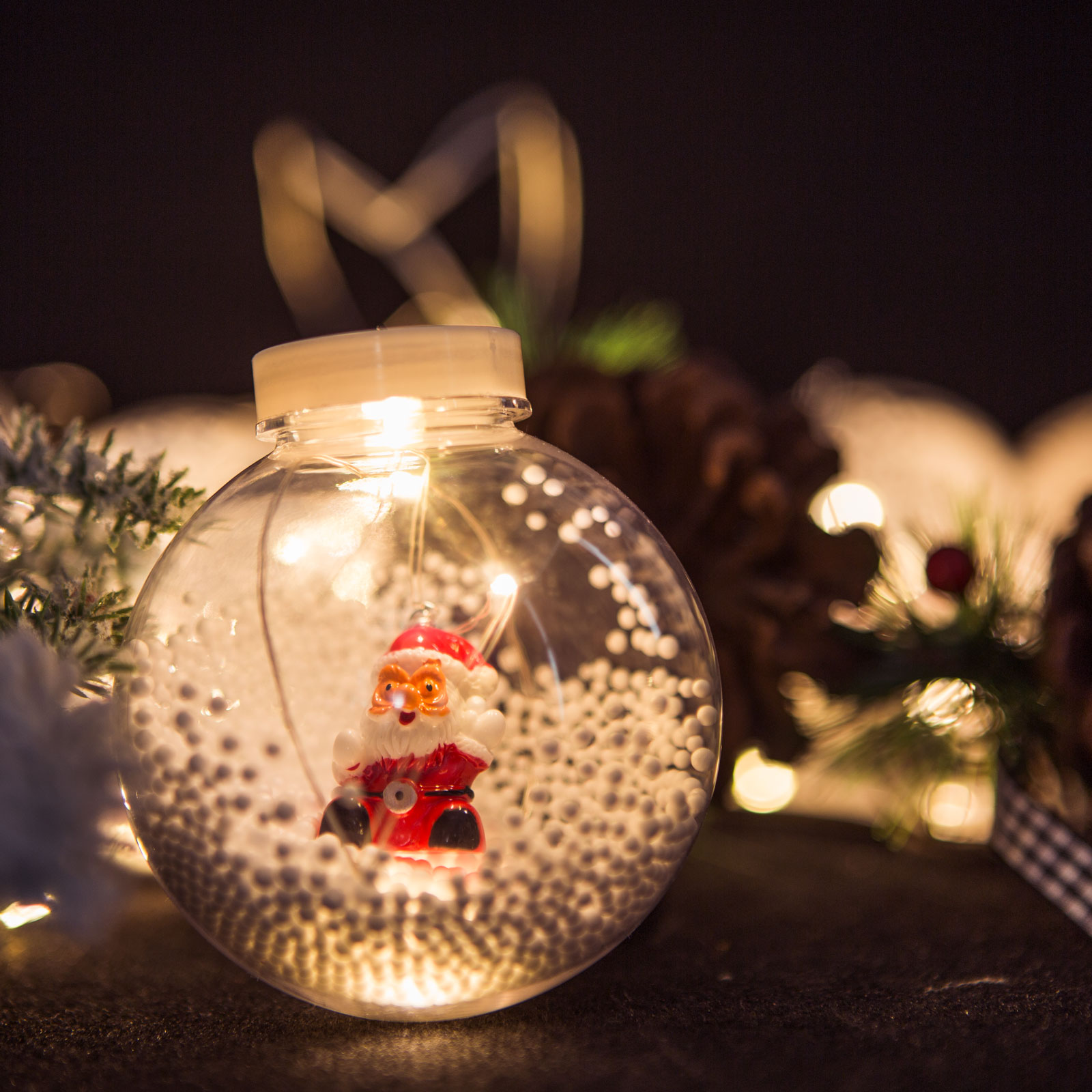 FAMILY DECOR LED-es fényfüggöny, hógömb mikulással, 2,7 x 0,75 méter, 110 LED, melegfehér (58917)