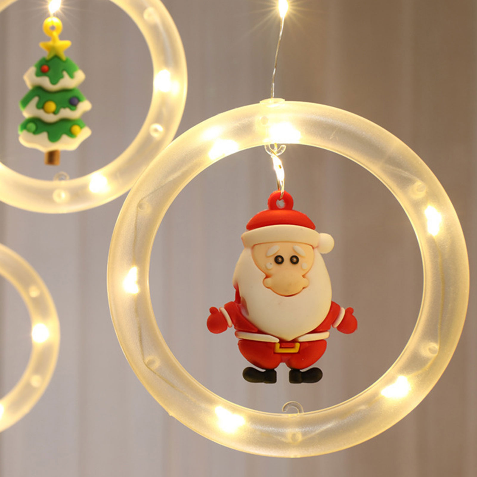Karácsonyi díszek, lámpákkal, Mikulással és karácsonyfával.