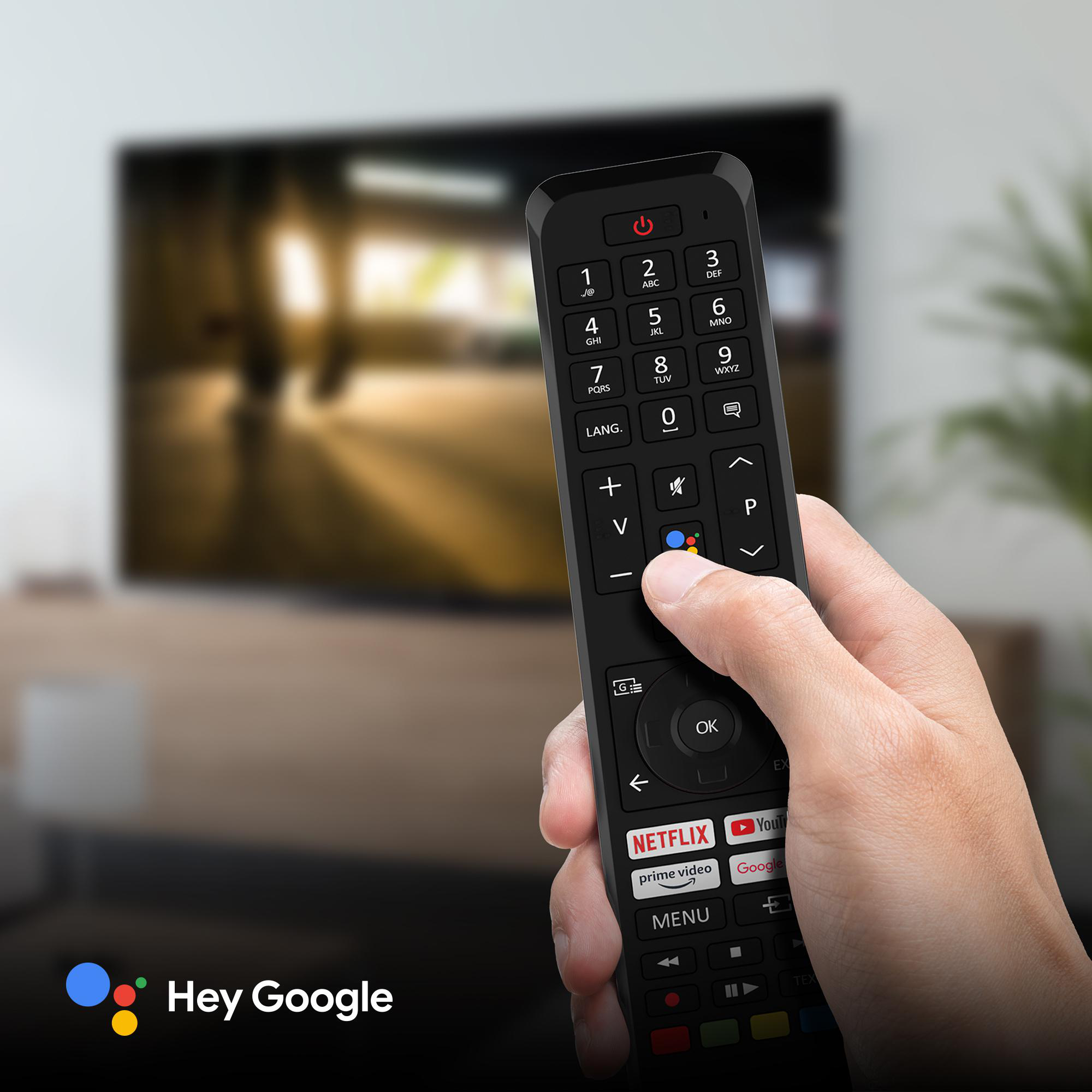 Eine Hand hält eine schwarze Fernbedienung. Die Fernbedienung hat Netflix- und YouTube-Tasten.
