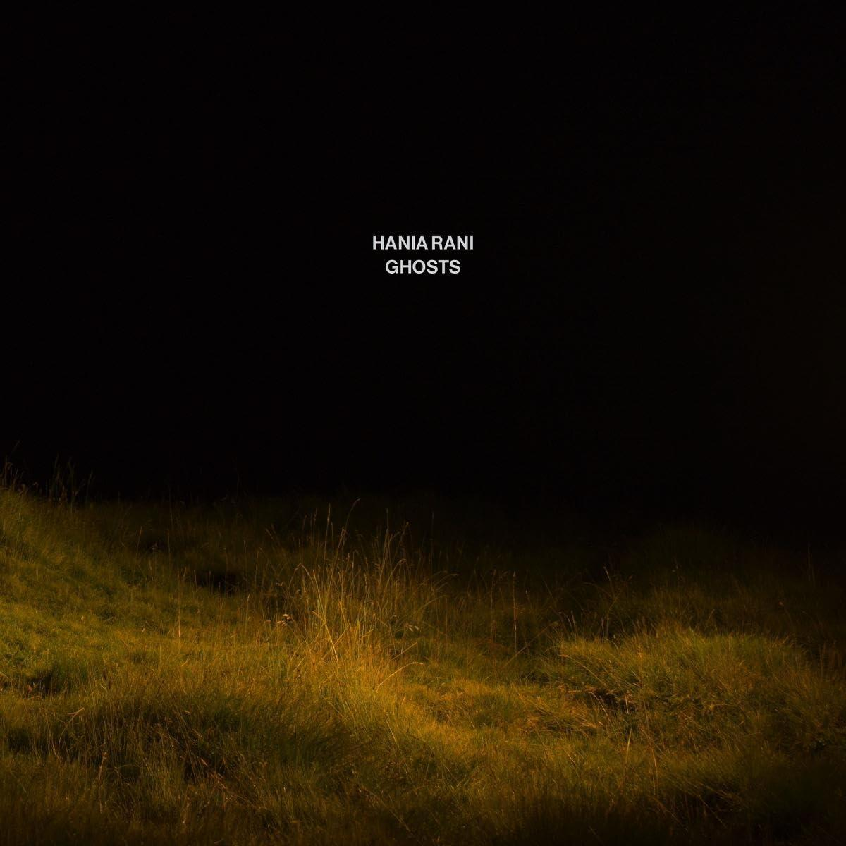 Grasfeld mit Text auf schwarzem Hintergrund. Albumcover für Hania Rani, Ghosts.