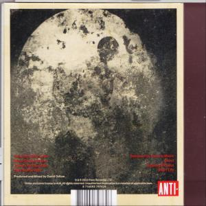 Albumcover mit weißem, kreisförmigem Design und dunklem Hintergrund.
