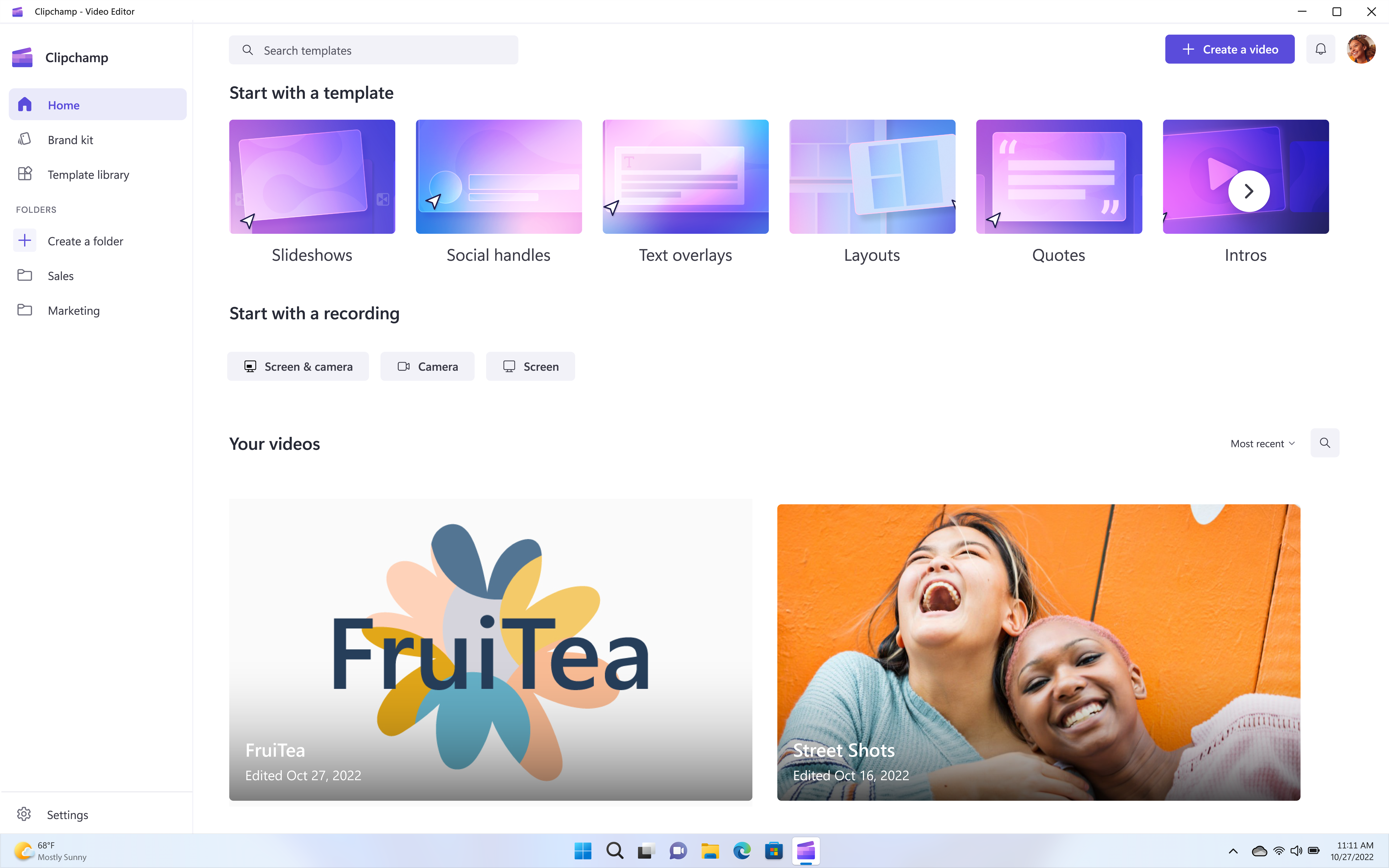 Un'interfaccia del software di editing video con modelli, opzioni e un'anteprima video.