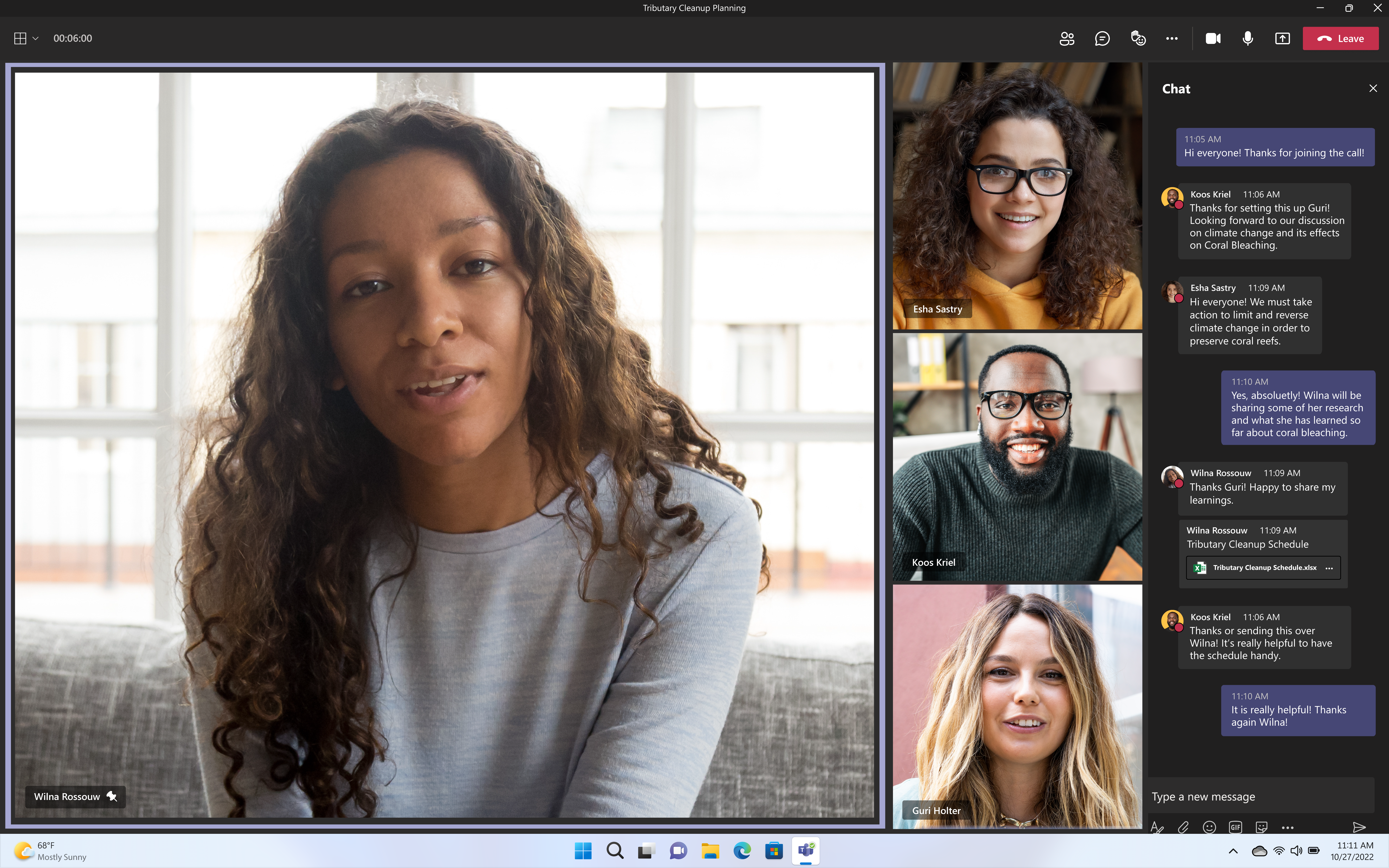 Une femme en appel vidéo avec trois autres personnes, utilisant une interface Microsoft Teams.