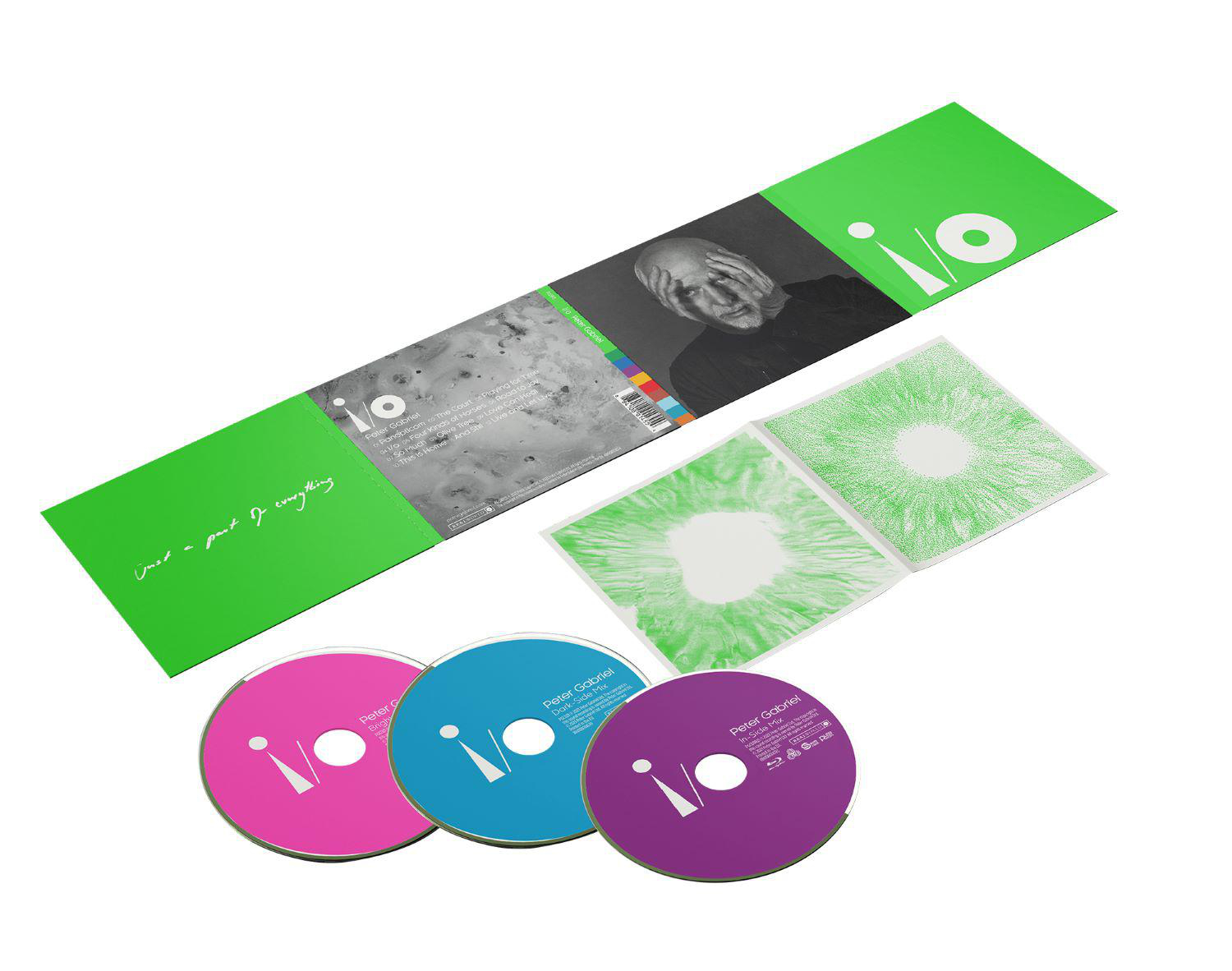 Peter Gabriel 'i/o' Album. Grüner Umschlag, CDs und Einlagen auf weißem Hintergrund.
