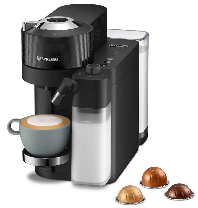 Czarny ekspres do kawy Nespresso Vertuo z filiżanką, kapsułkami i pojemnikiem na mleko. Białe tło.