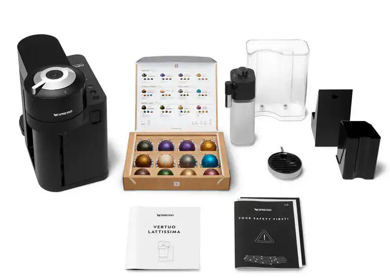 Ekspres do kawy Nespresso z akcesoriami i kapsułkami. Wiele elementów jest czarnych lub białych.