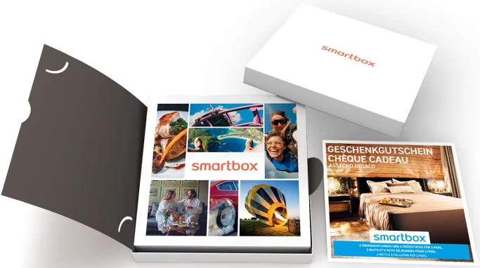 Una confezione regalo smartbox con un collage fotografico e un buono regalo.
