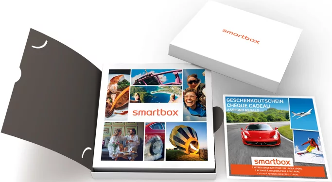 Confezione regalo Smartbox con brochure e scatola aperta che mostra immagini.