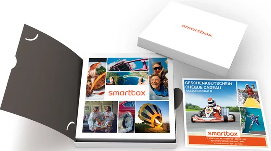 Geschenkbox mit Bildern von Erlebnissen und einem Geschenkgutschein.