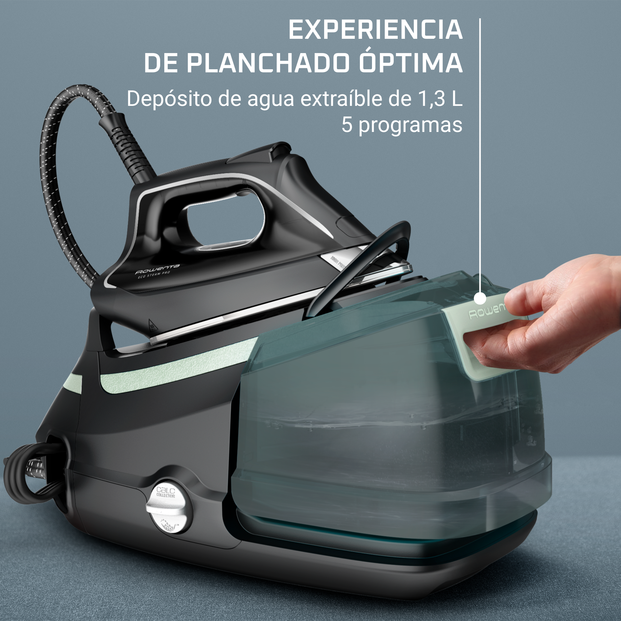 Una plancha con depósito de agua. Una mano retira el depósito, con texto sobre las funciones.
