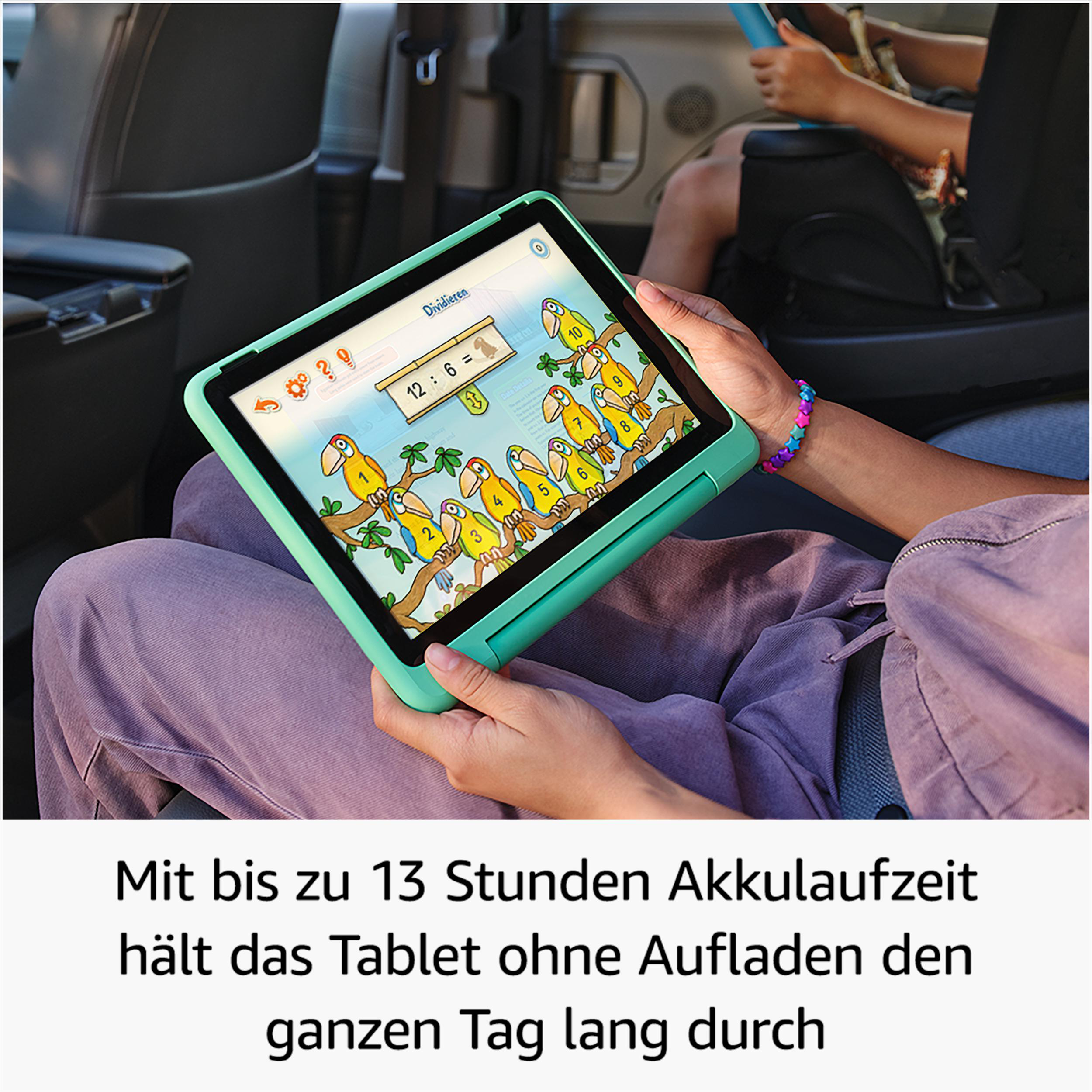 Ein Kind benutzt ein Tablet mit einem Mathespiel. Der Bildschirm zeigt Matheaufgaben.