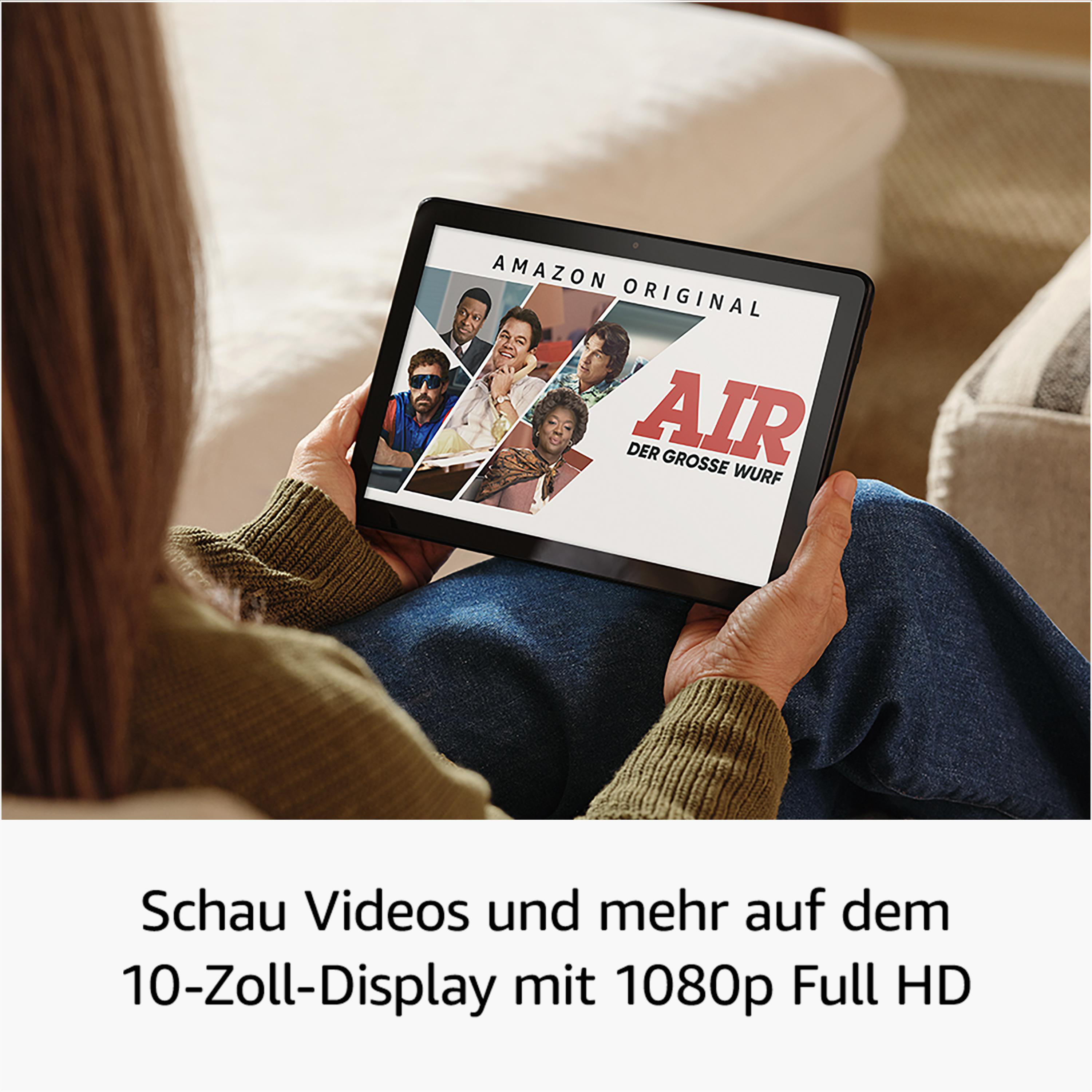 Frau hält ein Tablet und schaut einen Film mit mehreren Personen.