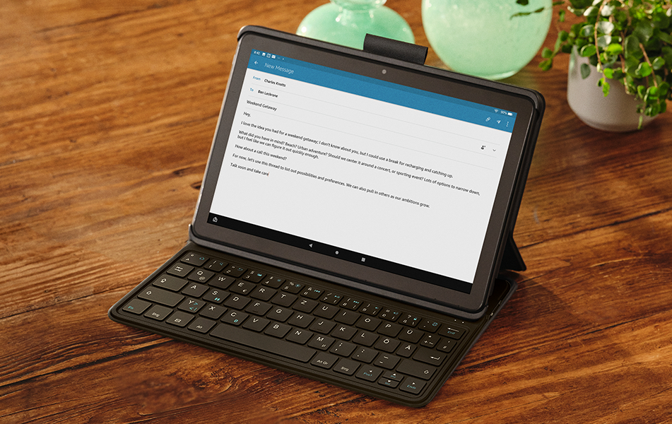 Ein Tablet mit Tastaturhülle, das eine E-Mail auf dem Bildschirm anzeigt.