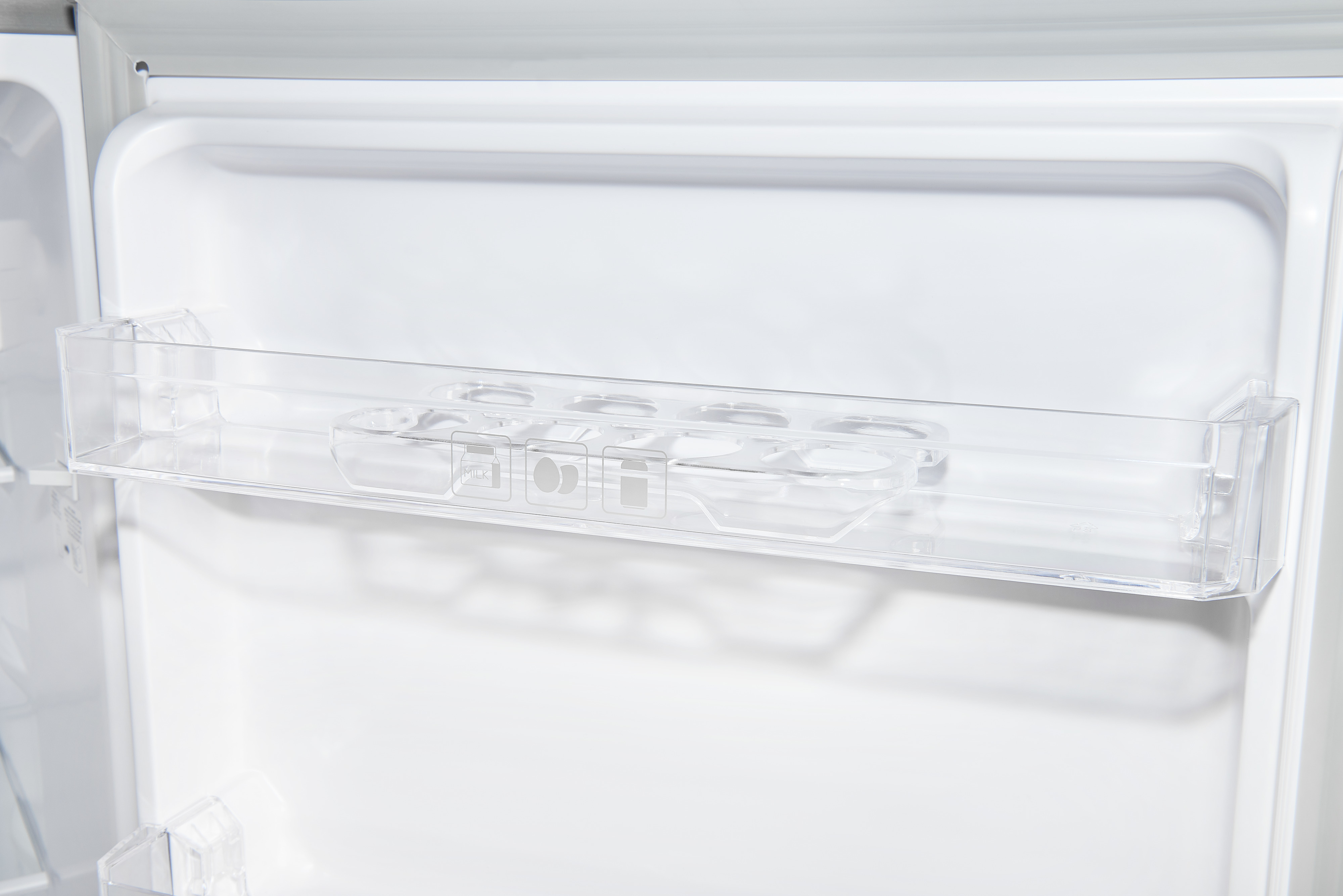 Transparente Kunststoffablage in einem weißen Kühlschrank. Enthält Flaschenhalter.