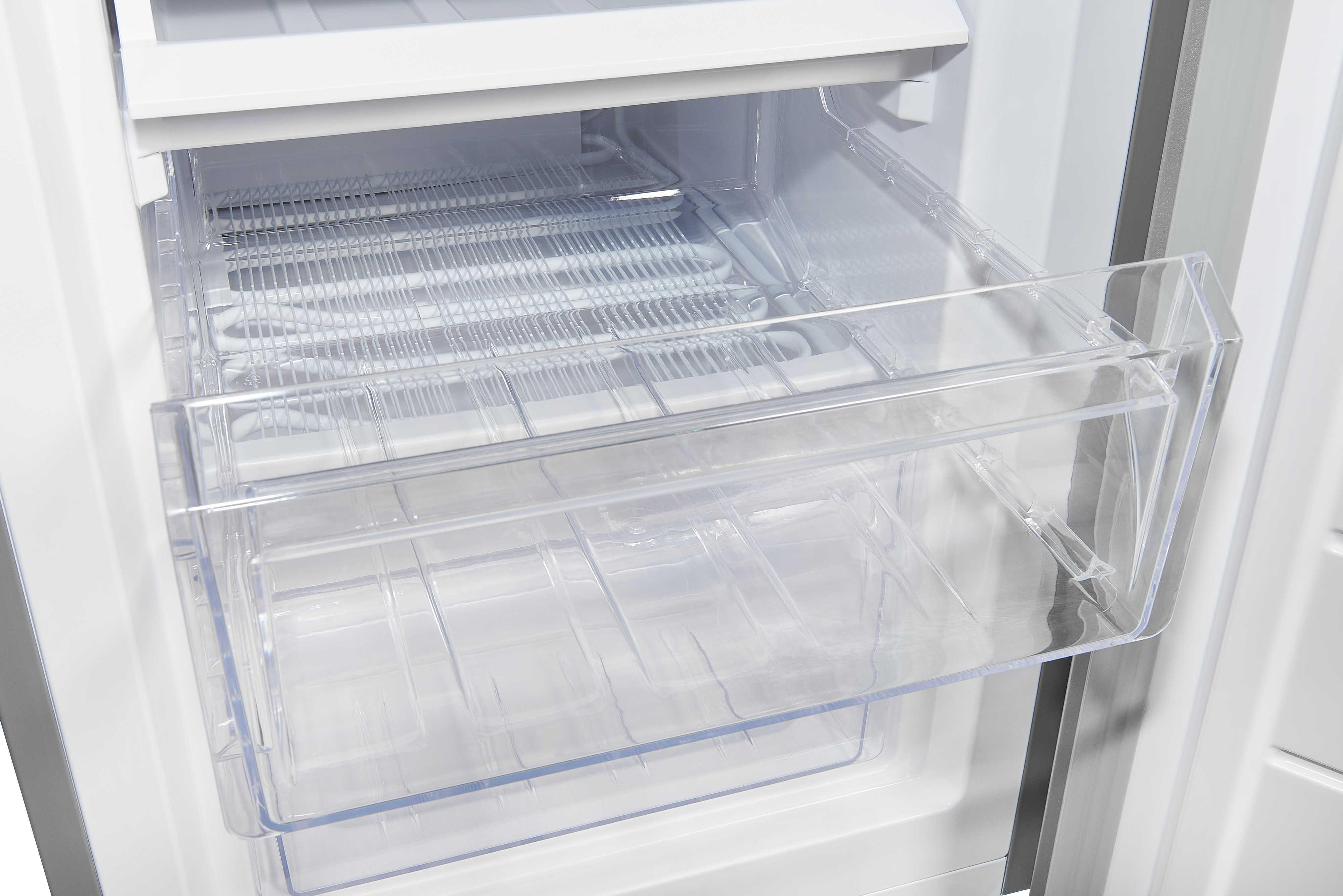 Kühlschrankinnenraum mit einer durchsichtigen Plastikschublade.