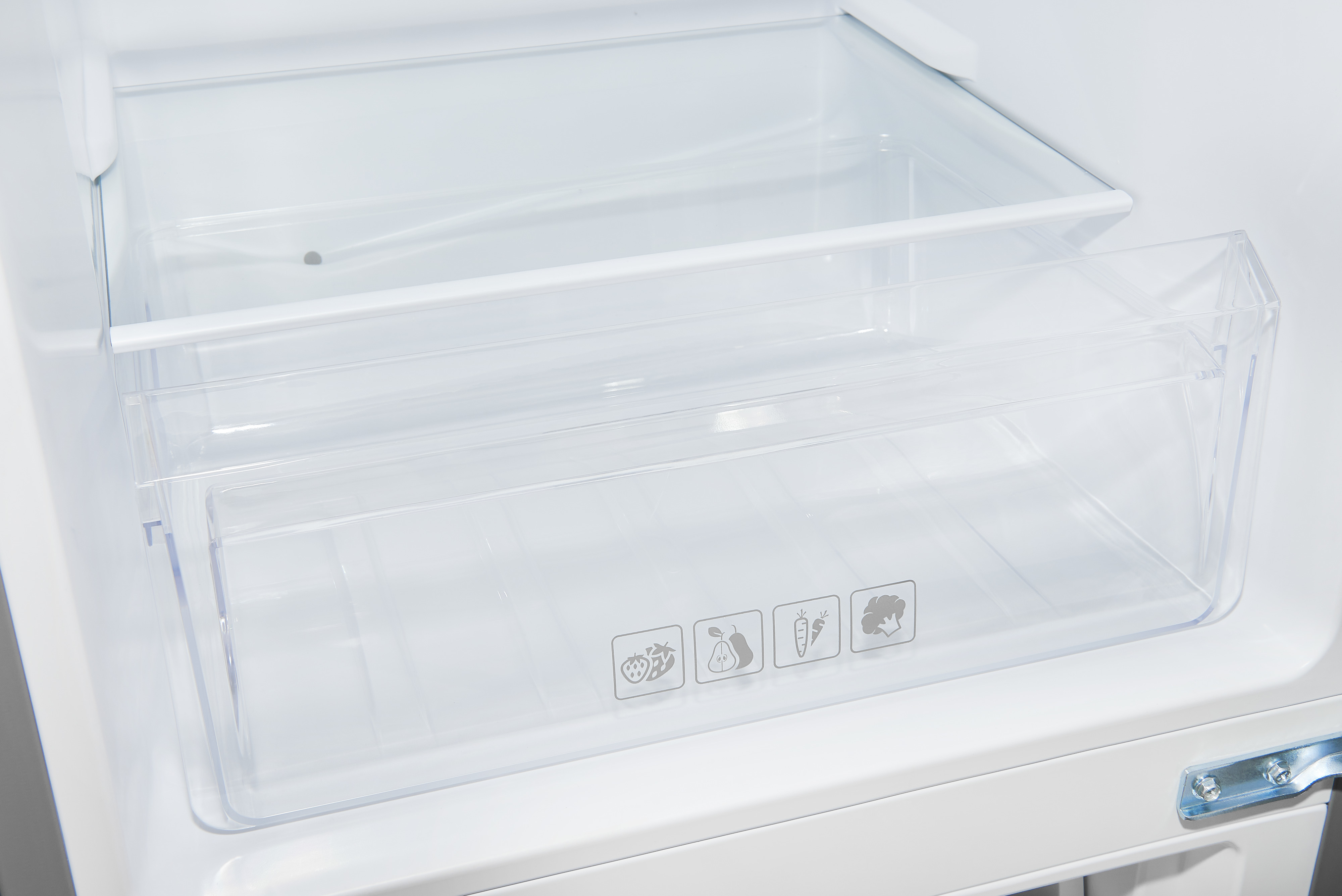 In einem weißen Kühlschrank: transparente Schubladen mit Essenssymbolen.