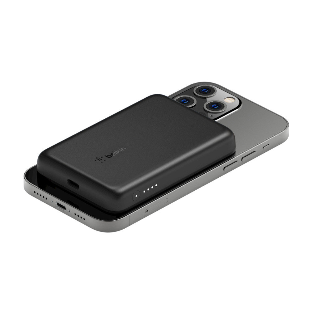 Cargador portátil Belkin negro adjunto a un iPhone plateado, fondo blanco.