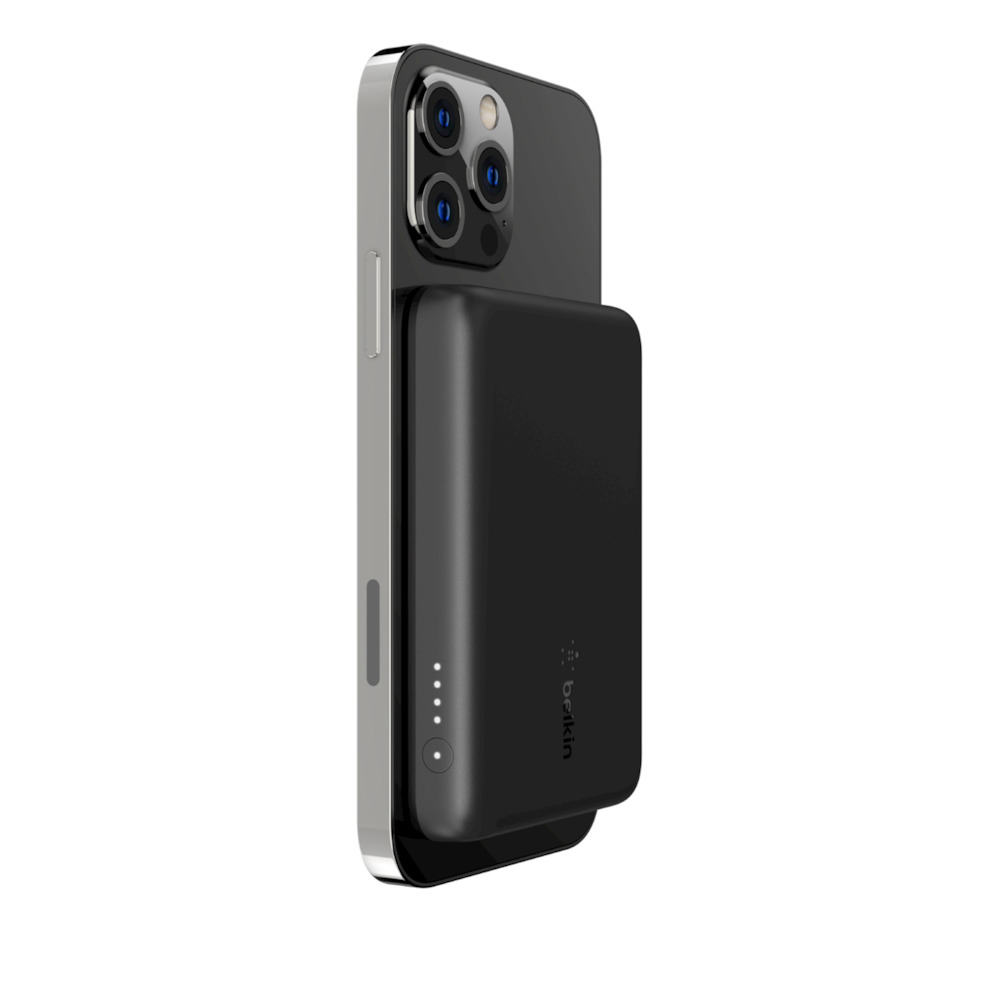 Cargador Belkin negro para iPhone conectado a un iPhone. Cuatro luces blancas.