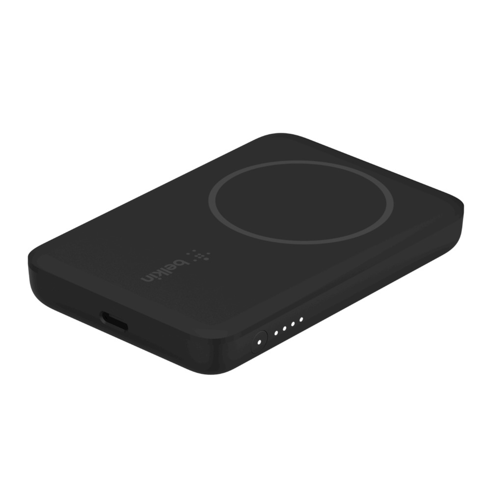Batería externa rectangular negra con área de carga circular. Logotipo Belkin visible.