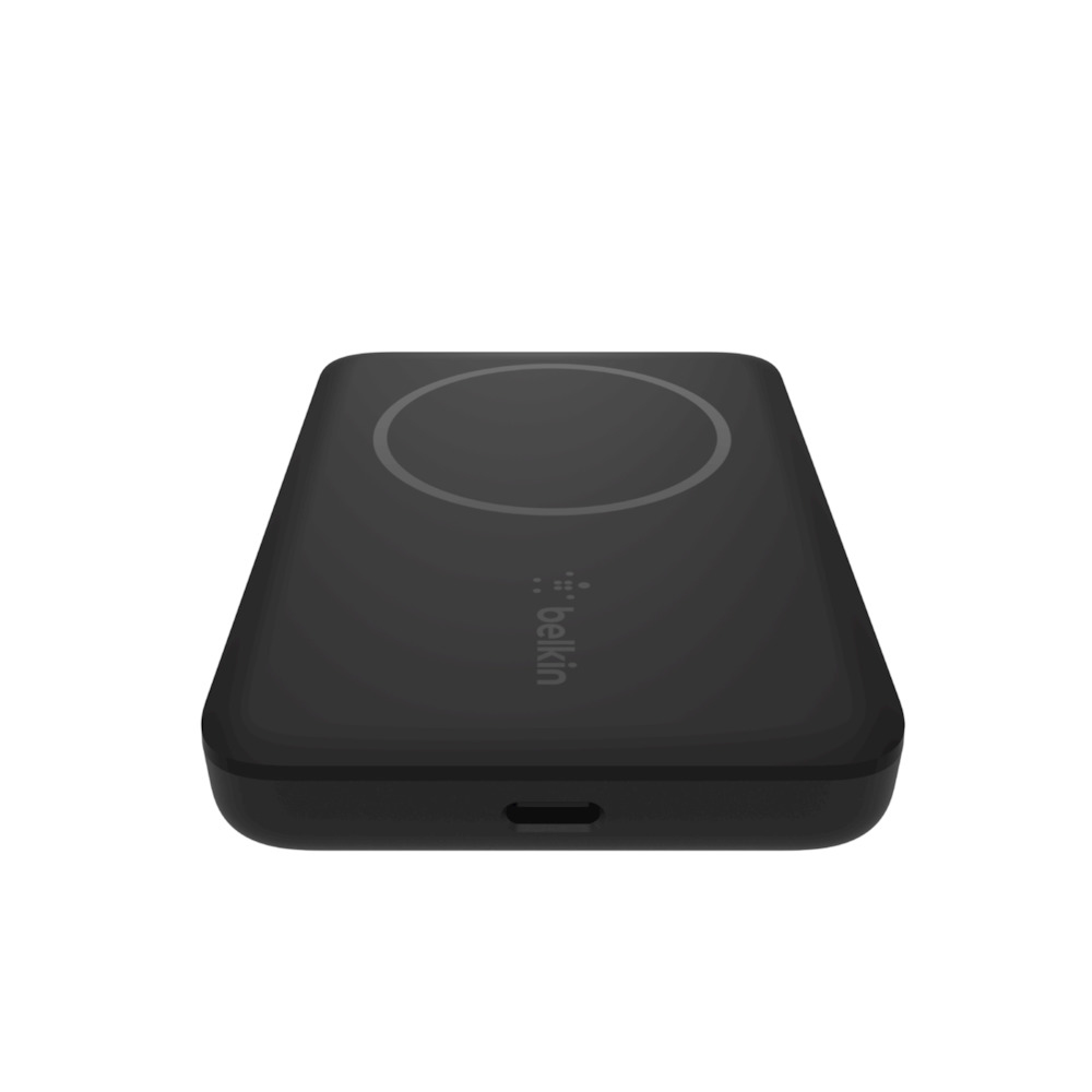 Una base de carga negra con un círculo blanco y el logo de Belkin.