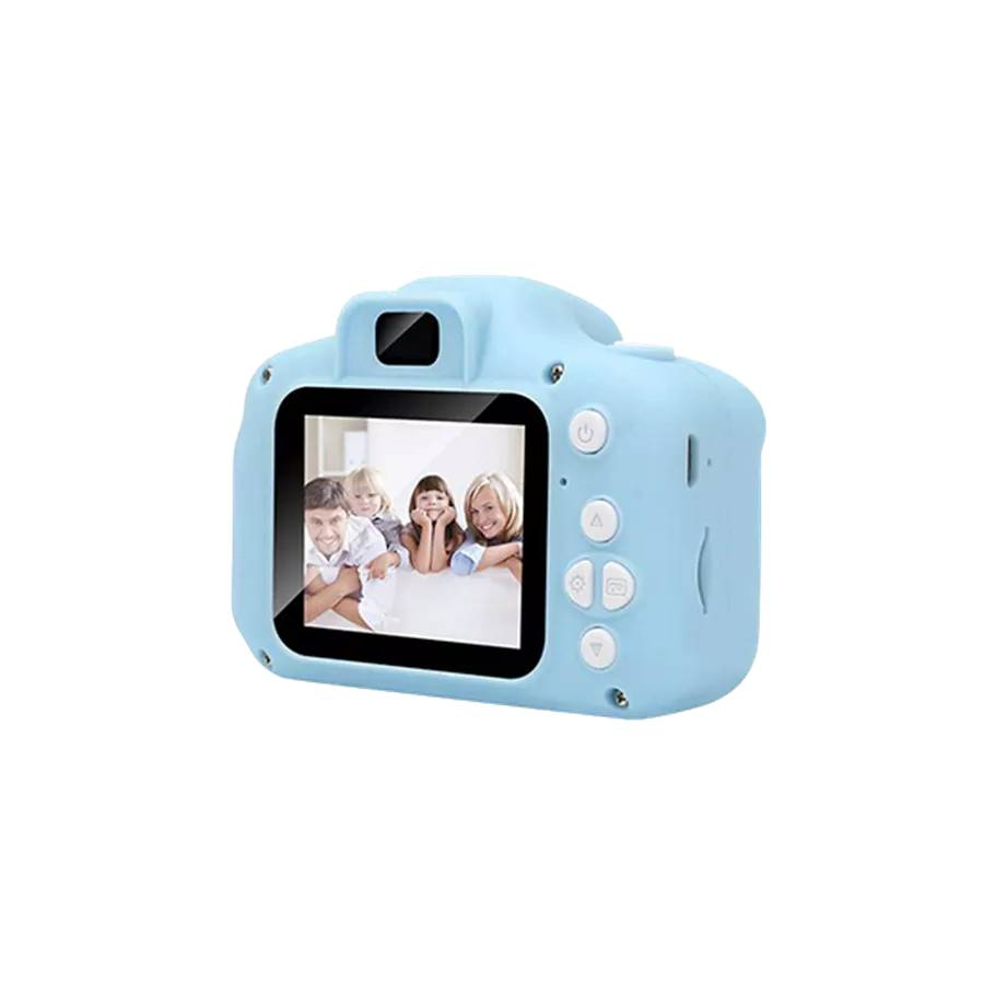 Blaue Kinderkamera, die auf dem Bildschirm ein Familienfoto zeigt.