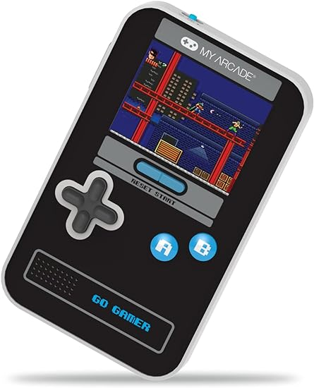 Una consola de juegos portátil con una pantalla que muestra un juego retro. Tiene un mando y botones.