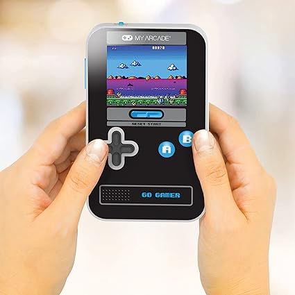 Manos sosteniendo una consola de juegos portátil negra y gris con una pantalla que muestra un juego pixelado.