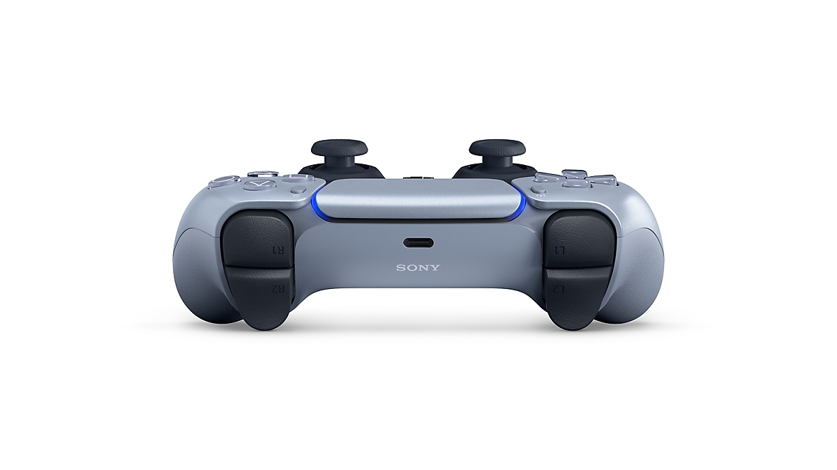 Mando gris de PS5 sobre fondo blanco, con botones y joysticks visibles.