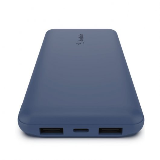 Un banco de energía azul marino con dos puertos USB y un puerto USB-C está aislado sobre blanco.
