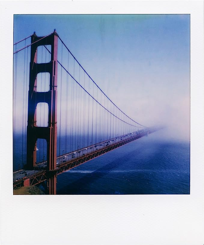 Puente Golden Gate en San Francisco, cubierto de niebla, como un Polaroid.