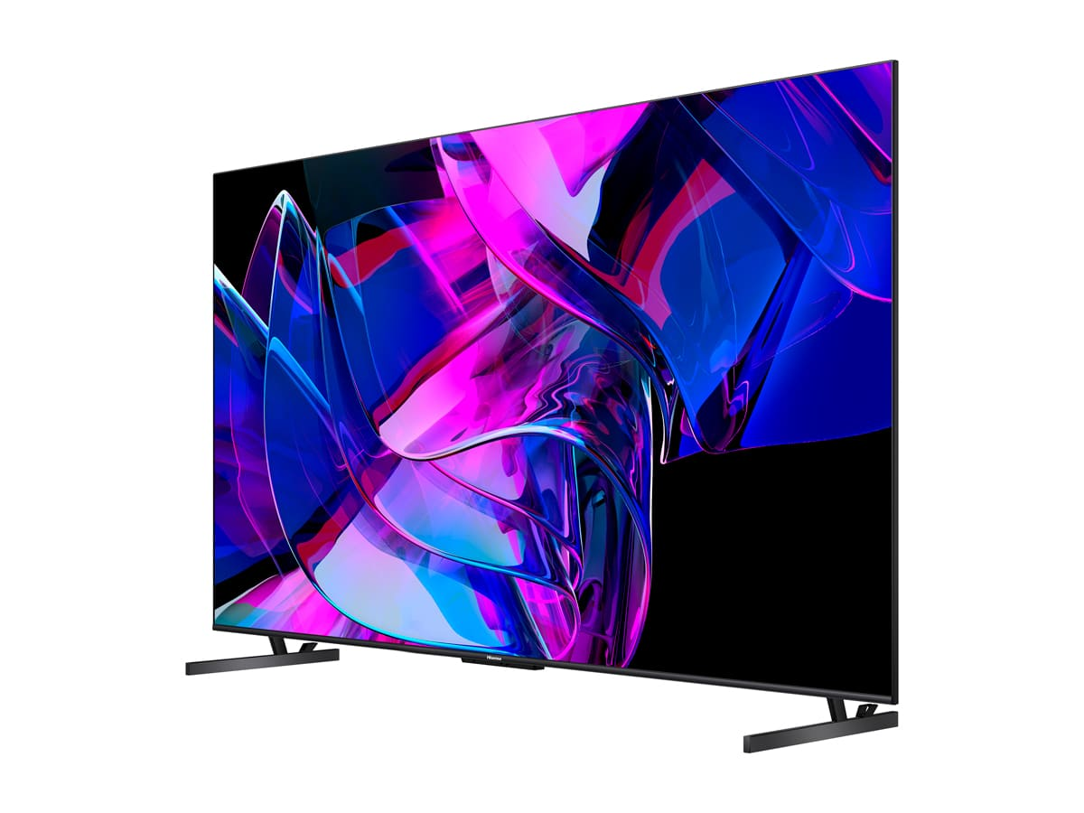 Un televisor grande muestra arte abstracto colorido. El televisor está en un soporte sobre un fondo blanco.