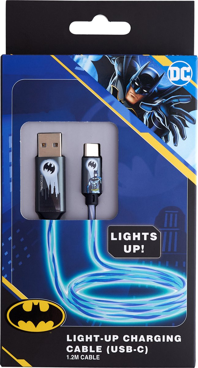 Cable cargador Batman. Cable negro y gris con logo Batman, conectores USB y USB-C. Se ilumina en azul.