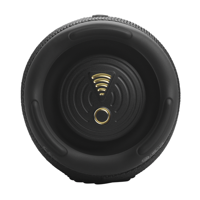 Primer plano de la parte inferior de un altavoz negro con diseño circular dorado.