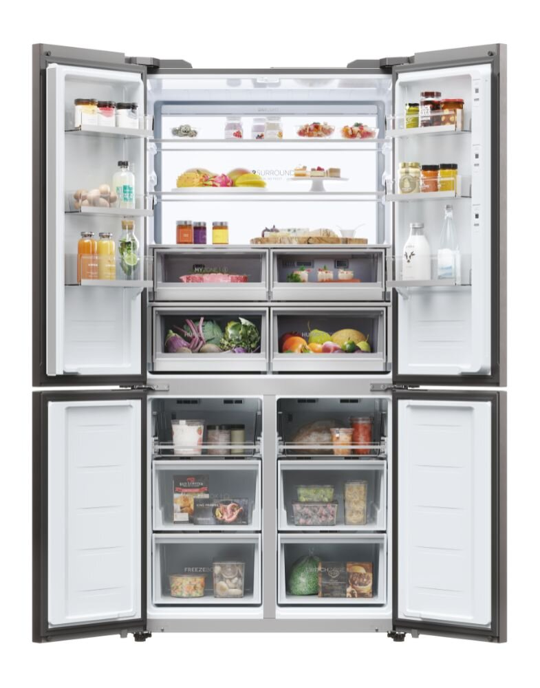 Lodówka z otwartymi drzwiami, wypełniona żywnością na półkach i w szufladach.