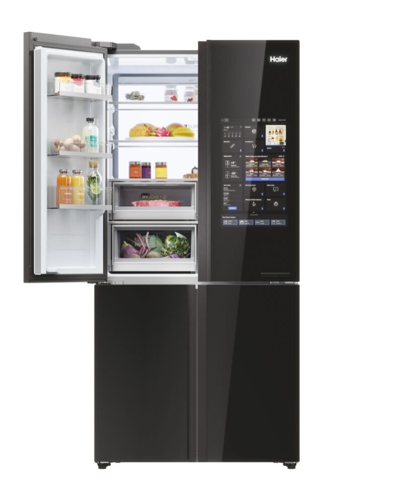 Czarna lodówka Haier, otwarta, pokazująca półki i szuflady wypełnione jedzeniem.