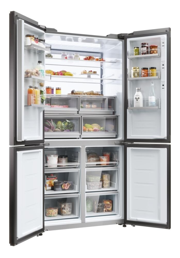 Czarna lodówka z otwartymi drzwiami pokazująca jedzenie i napoje na półkach i w szufladach.