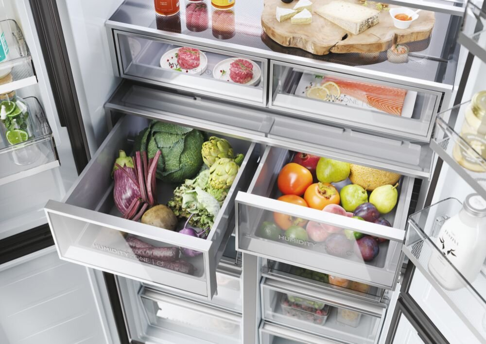 Lodówka z otwartymi szufladami. Owoce, warzywa i mięso.