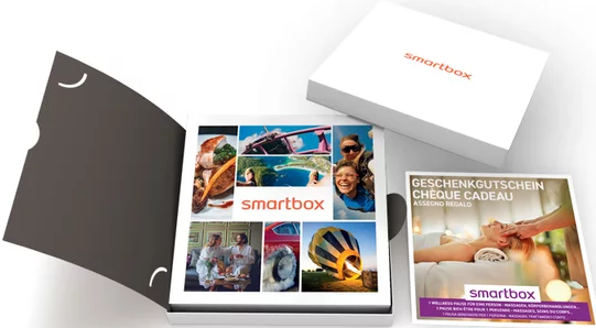 Confezione regalo con logo smartbox e immagini di persone che vivono esperienze.