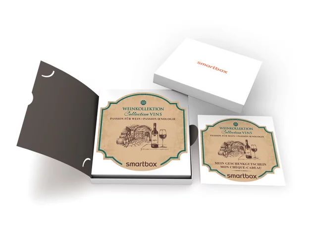 Confezione regalo vino con bottiglia e due bicchieri. Scatola bianca con etichette.