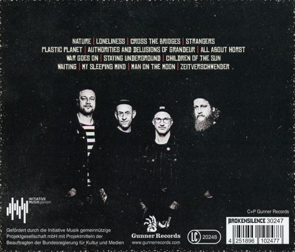 Albumcover einer Band mit vier Mitgliedern. Das Cover listet Songtitel und ein Bandfoto auf.