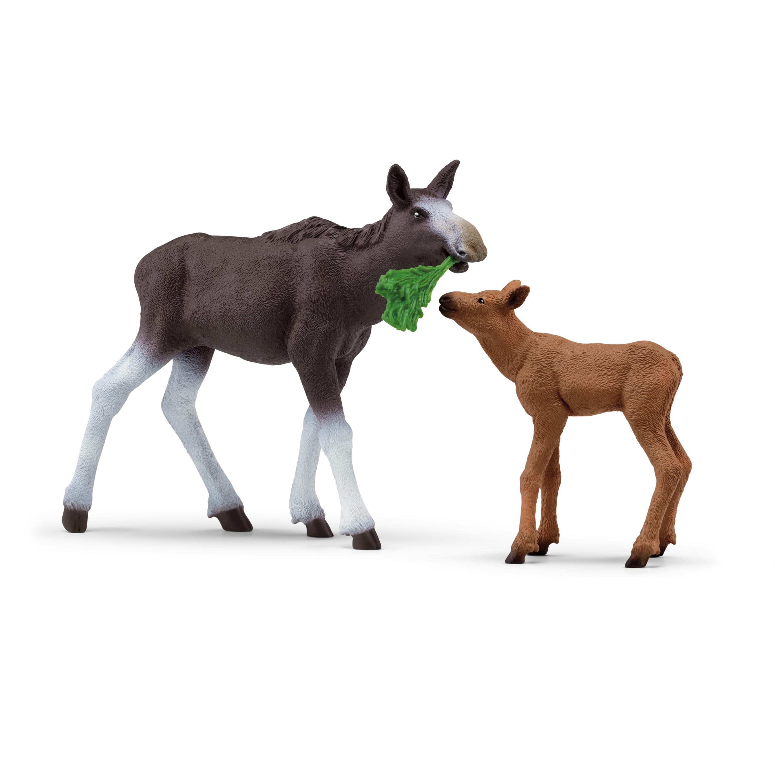 Elch- und Kälberfiguren. Brauner Elch frisst grüne Blätter; braunes Kalb steht daneben. Auf weißer Fläche.