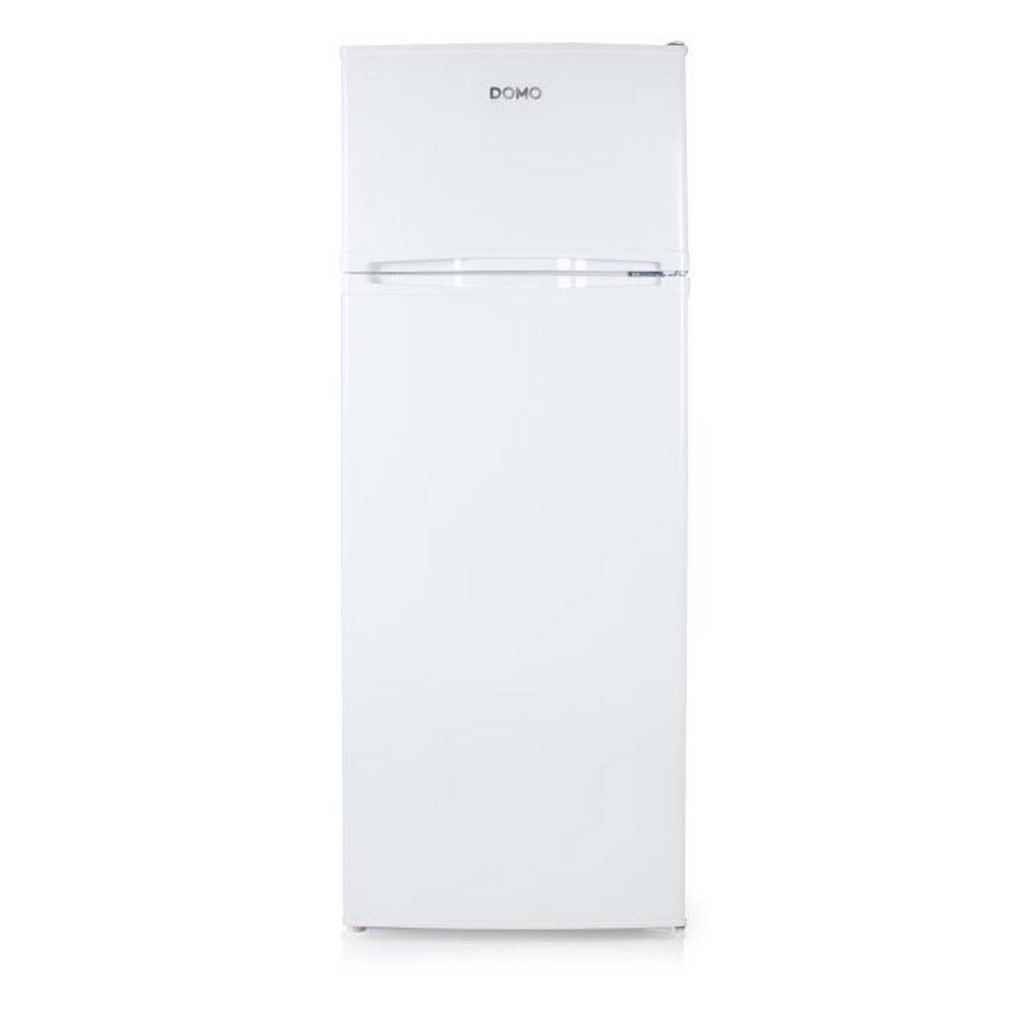 Un réfrigérateur blanc se dresse devant un fond blanc. Le mot DOMO est sur la porte.